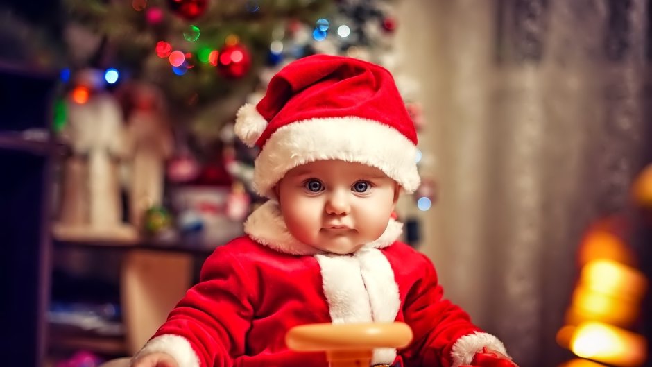 Малыш в костюме Деда Мороза