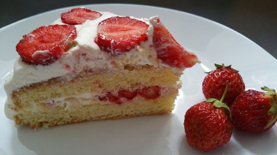 Торт с ягодами в разрезе
