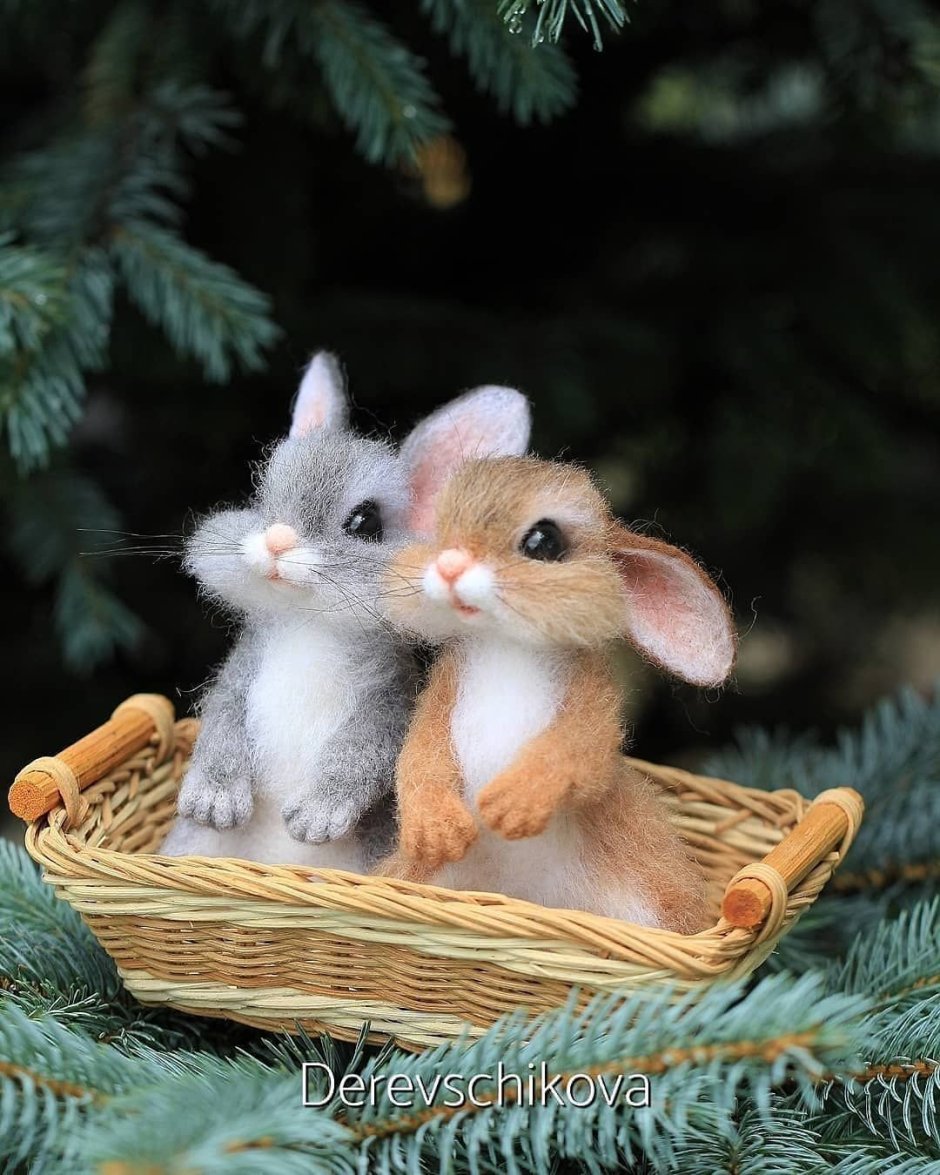 Кролик с новогодним подарком вектор