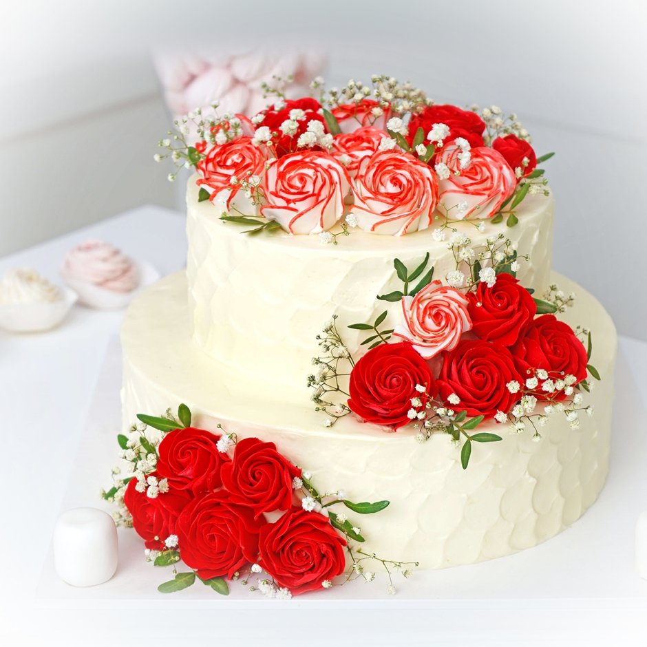 Свадебный торт украшенный гипсофилой