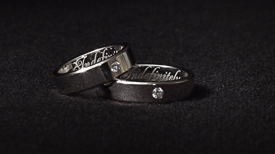 Свадебные кольца на черном фоне