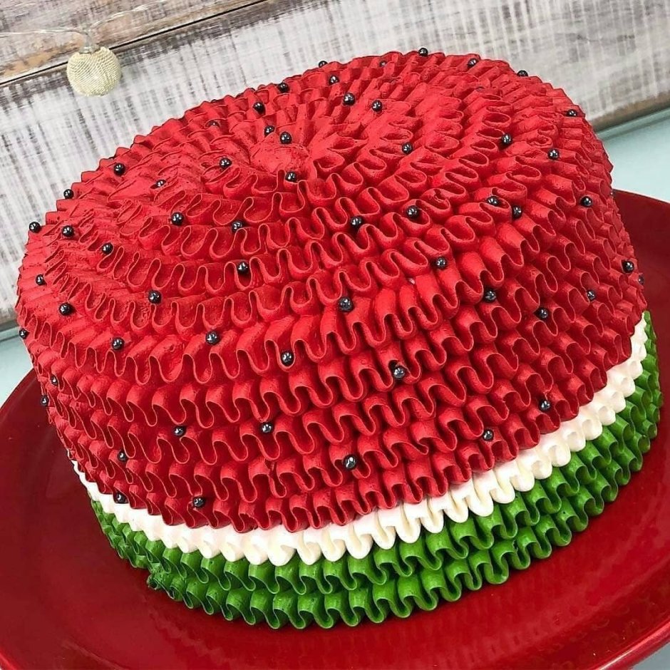 Торт украшенный кусочками арбуза
