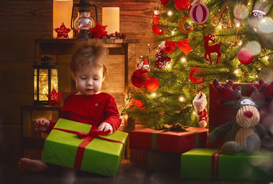 Дети с подарками под елкой