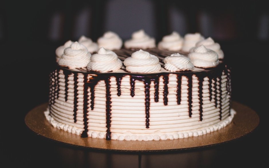 Фото белого торта на темном фоне