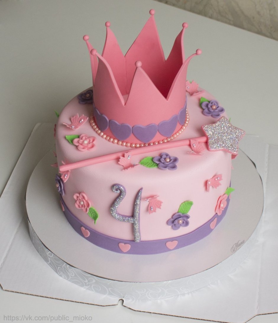 Торт с короной и палочкой для девочки