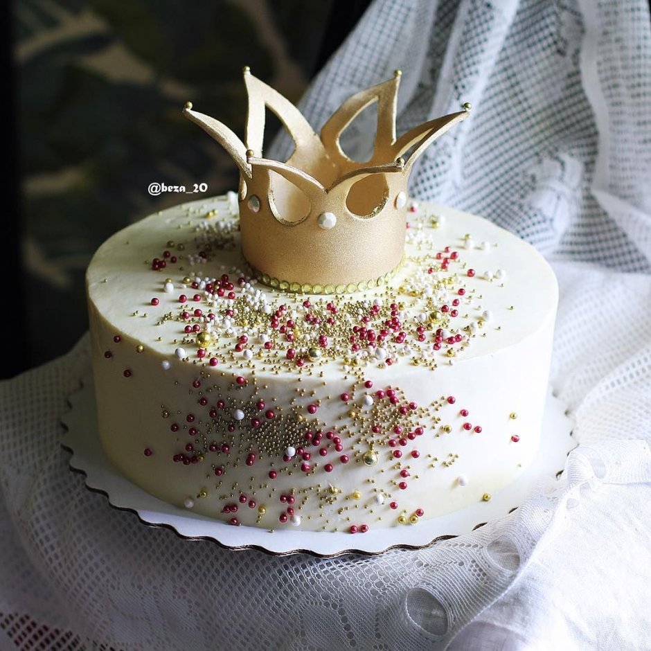 Декор торта с короной