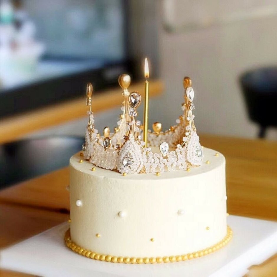 Торт с золотой короной