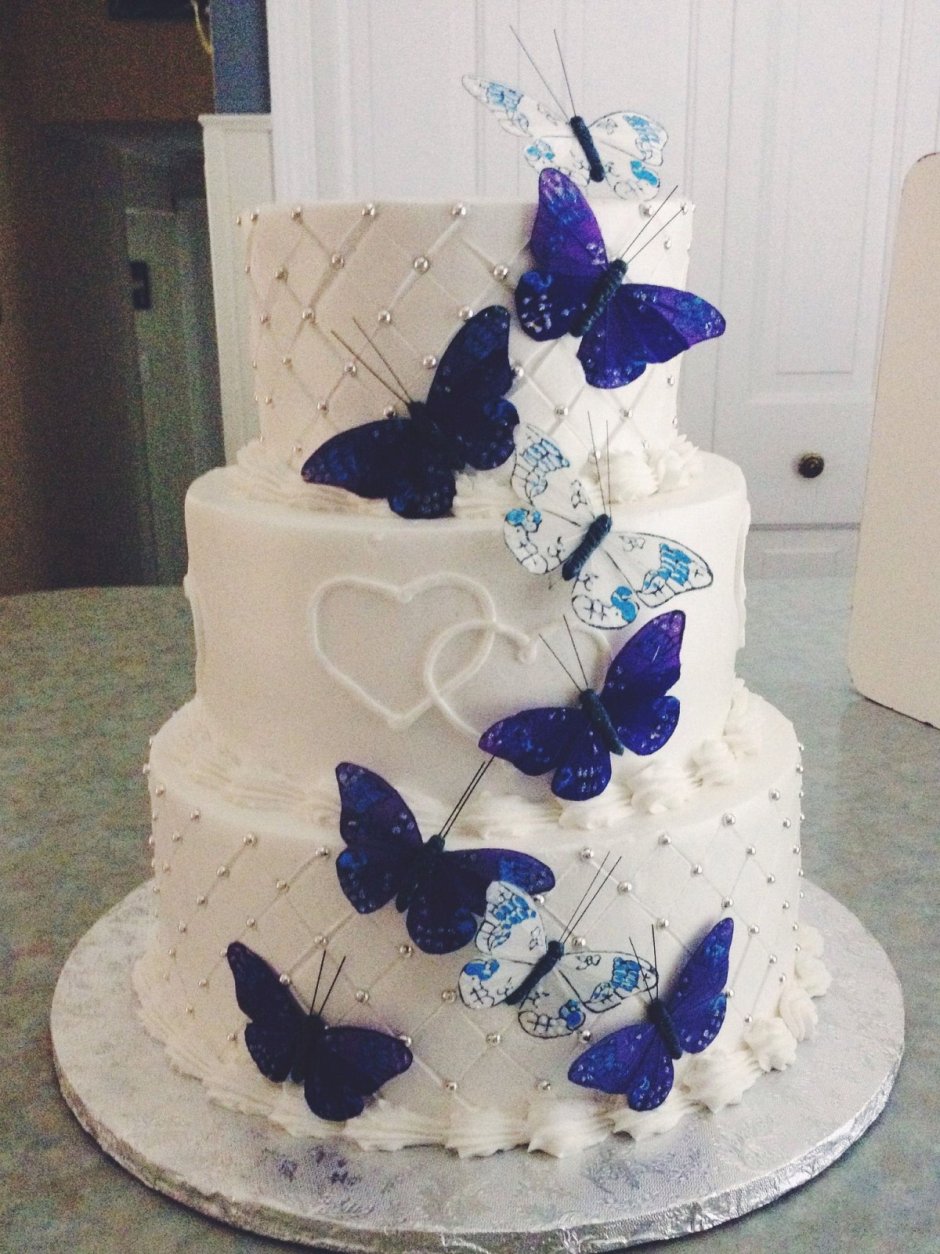 Голубой торт с бабочками