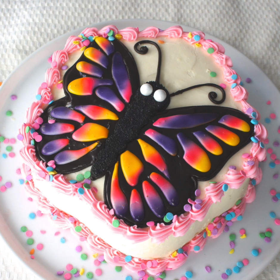 Торт с волнами и бабочками