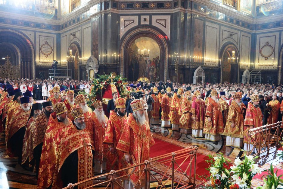 Церковная служба в храме Христа Спасителя