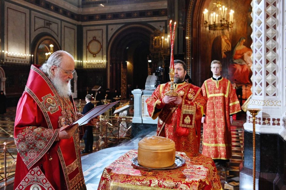 Патриарх Кирилл на пасхальной службе 2020