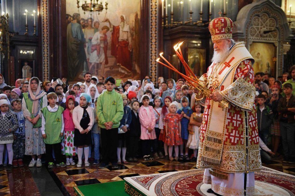 Воскресная Божественная литургия в храме Спасителя в Москве