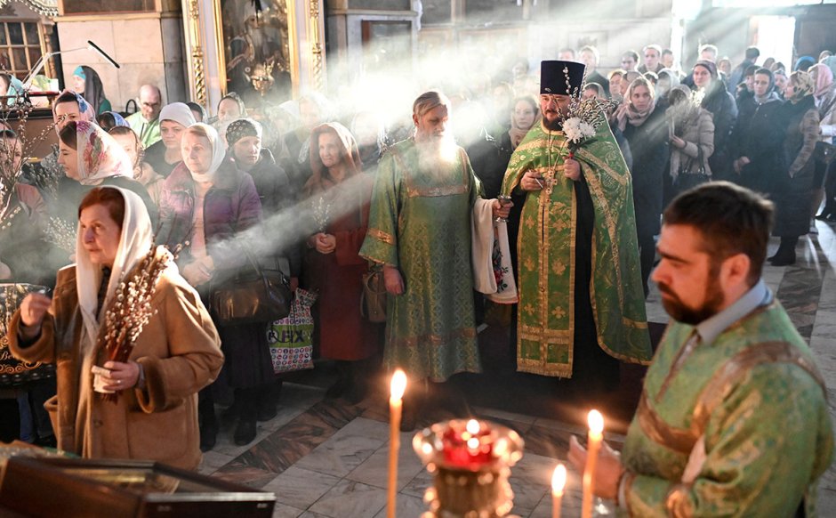 Служба в храме на Пасху