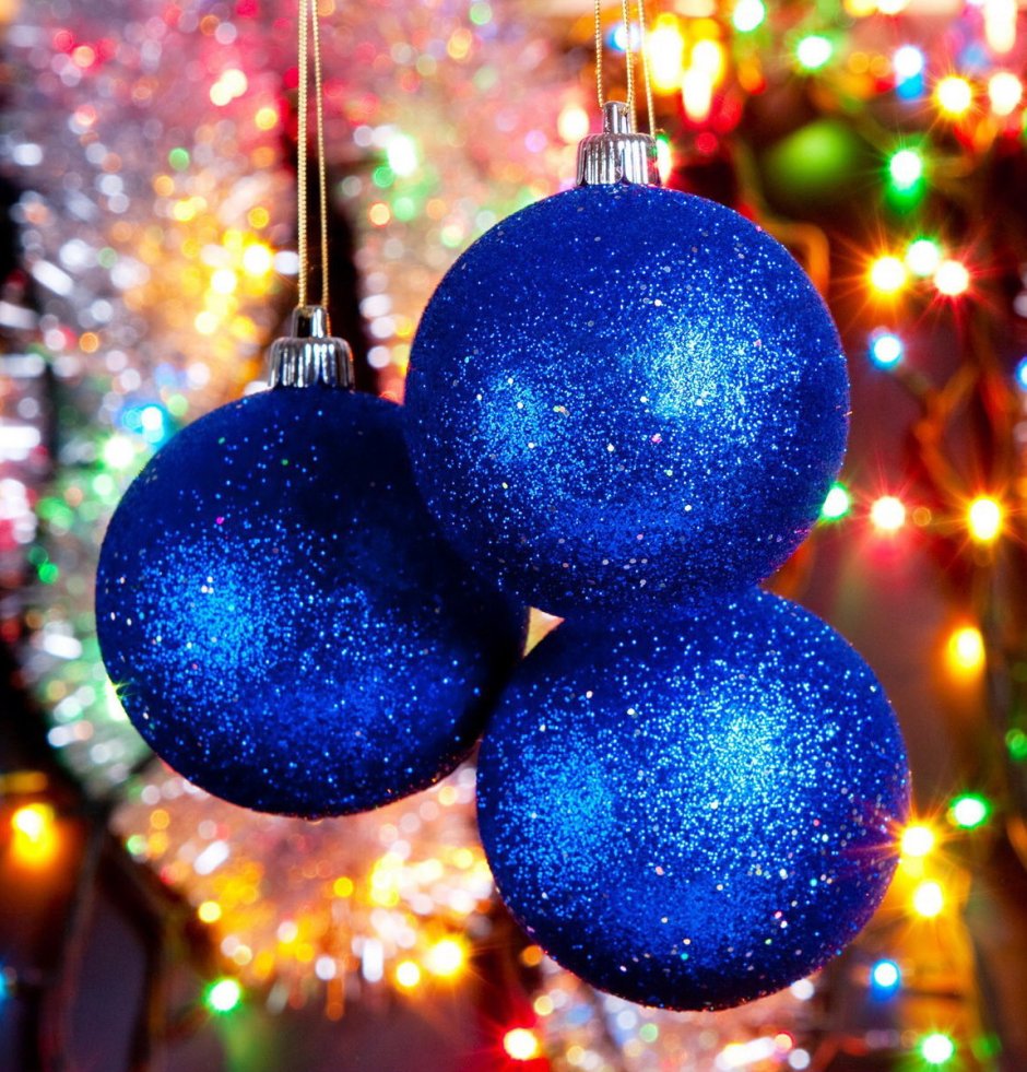Синие шары на елке