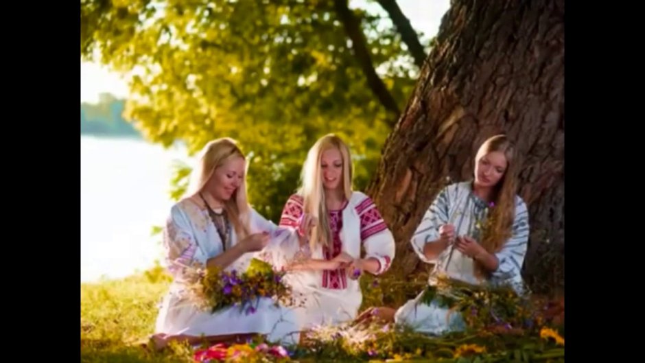 Девушки плетут венки на Ивана Купала