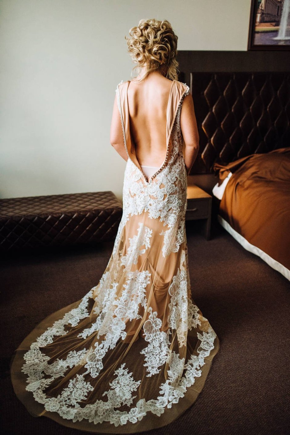 Бежево-коричневое свадебное платье