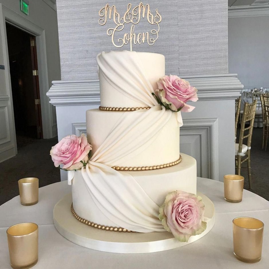 Свадебный торт с мазками и живыми цветами