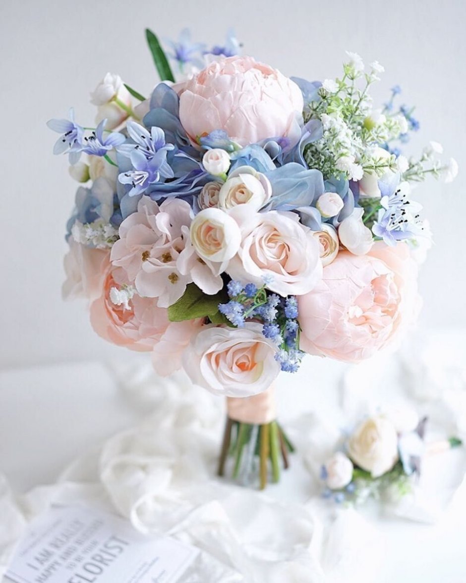 Нежный букет невесты из пионовидных роз