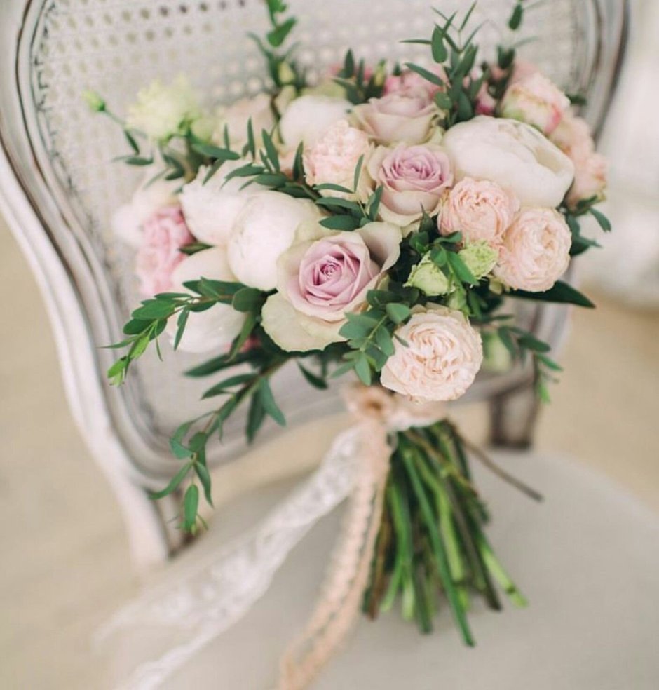 Букет невесты из белых и кремовых роз