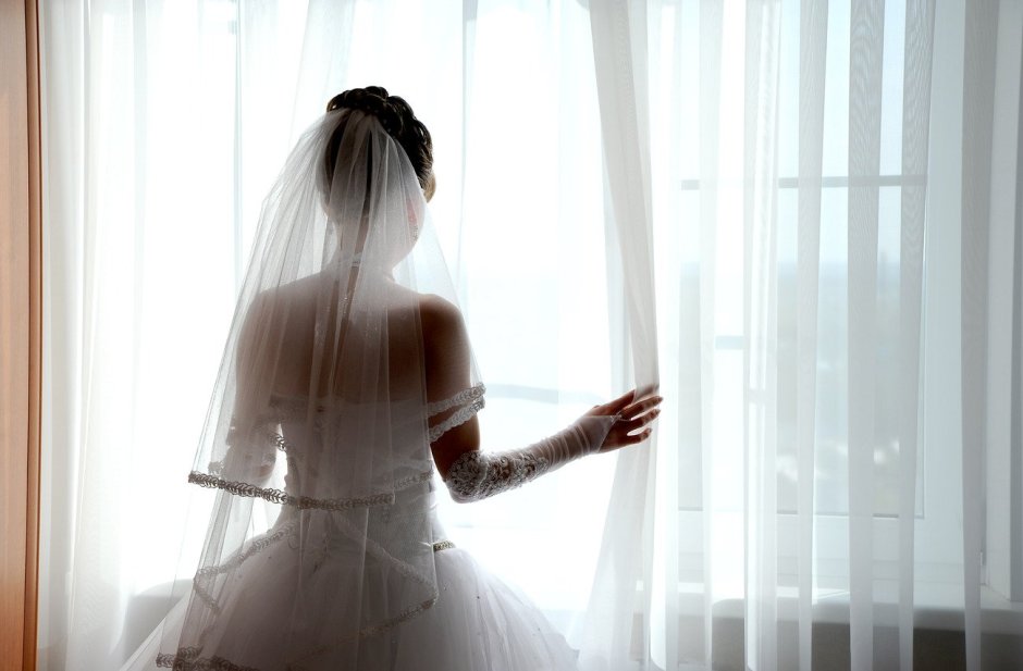Свадебное платье в стиле бохо с длинным рукавом и открытой спиной
