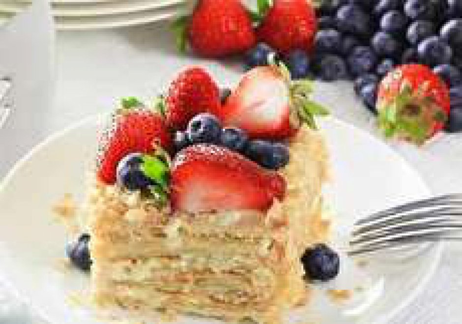 Торт Наполеон с ягодами на белом фоне