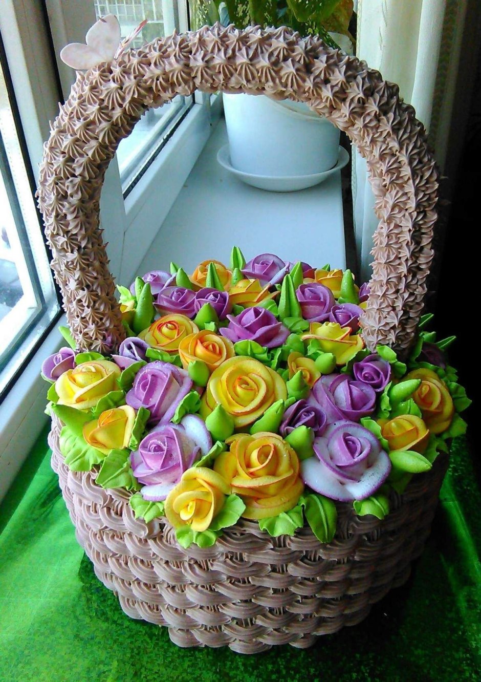 Торт корзинка с цветами из белкового крема