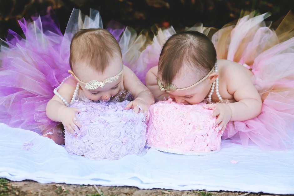 Торт для близнецов девочек двухъярусный