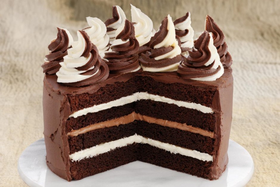 Слоеный шоколадный торт