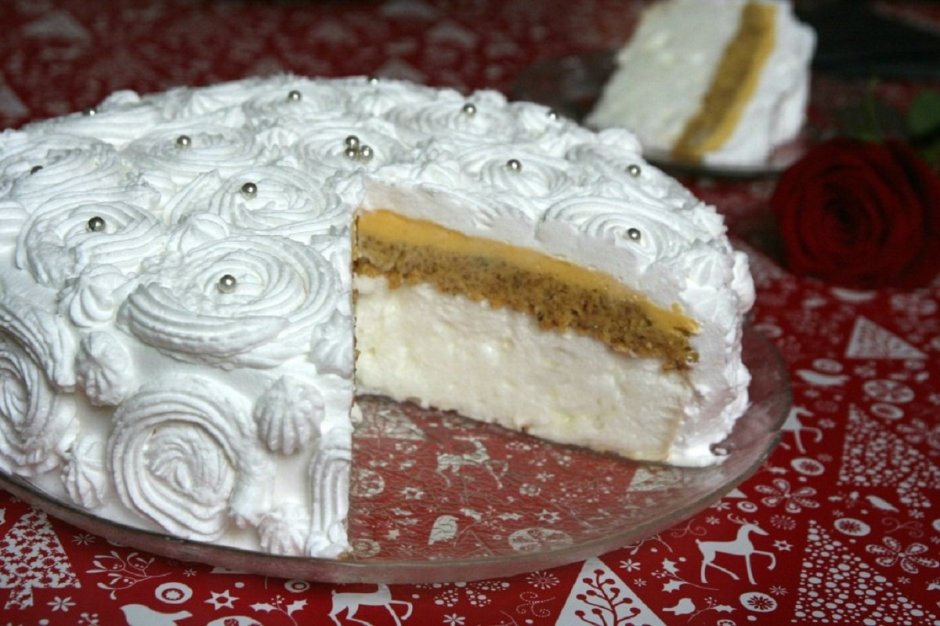 Украшение бисквитного торта с белым кремом