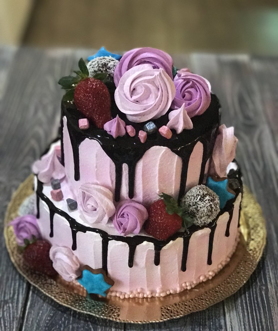 Многоярусный торт на день рождения