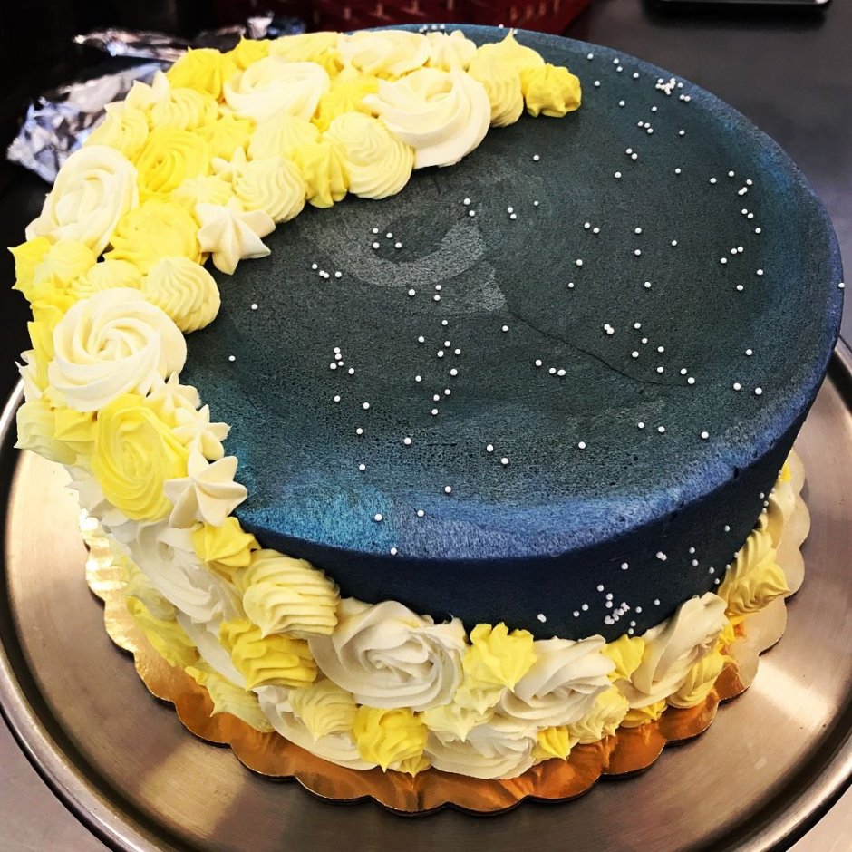 Торт с полумесяцем и цветочками