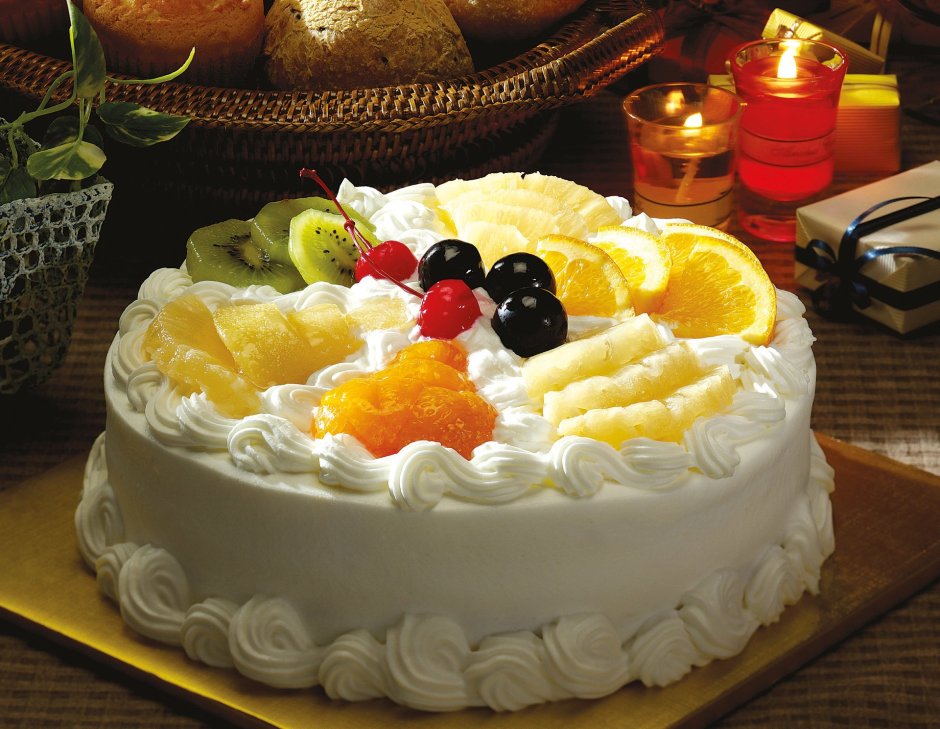 Украшение торта кремом и фруктами