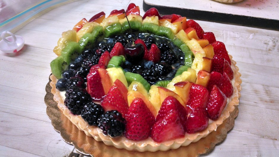 Красивый пирог с фруктами