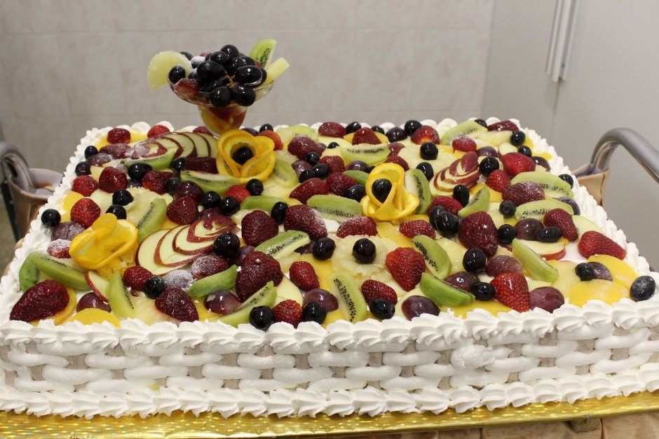 Торт украшенный фруктами