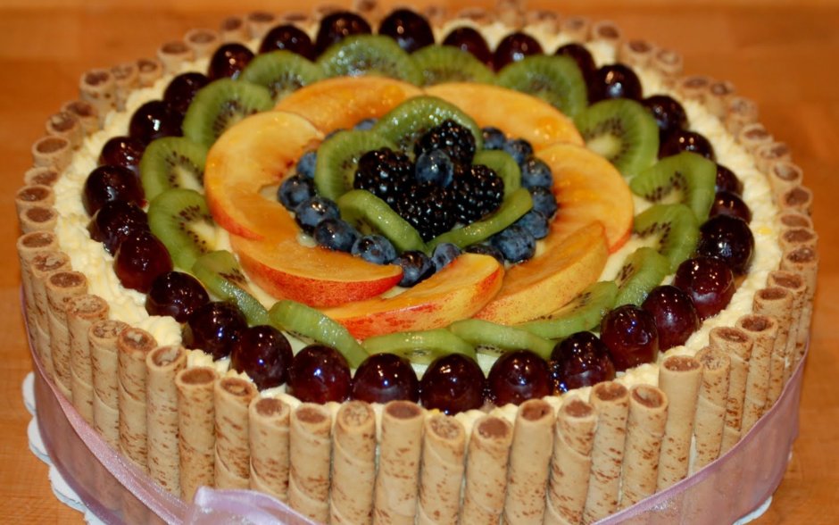 Украшаем бисквитный торт фруктами в домашних