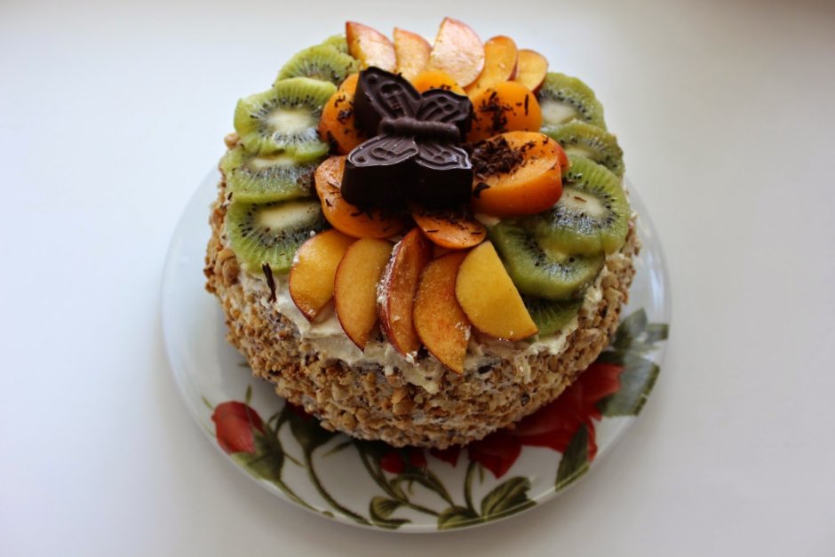 Украшение торта фруктами и сладостями