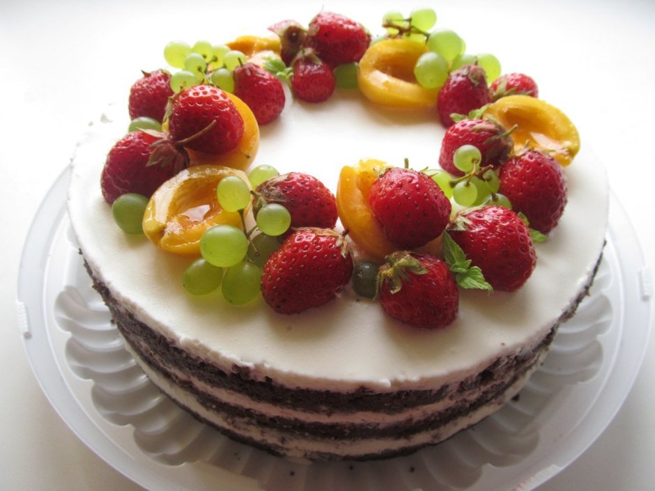 Украшение торта ягодами и киви