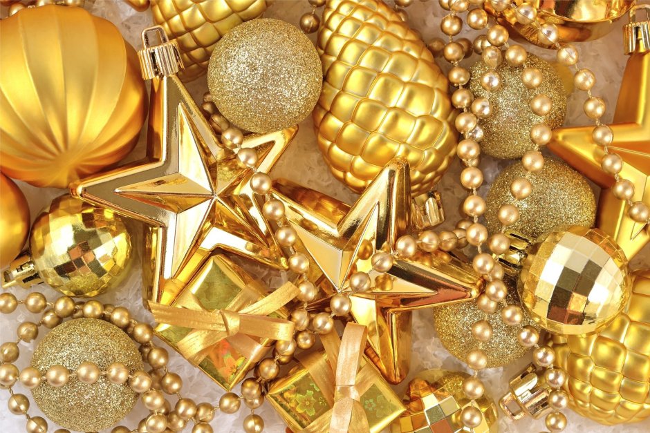 Золотистые новогодние украшения