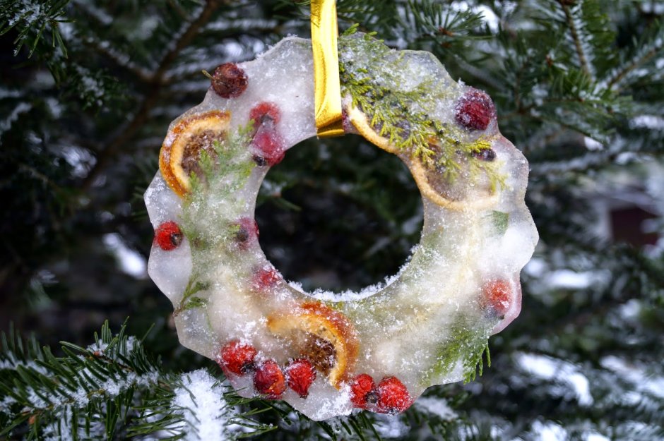 Ледяные украшения на елку