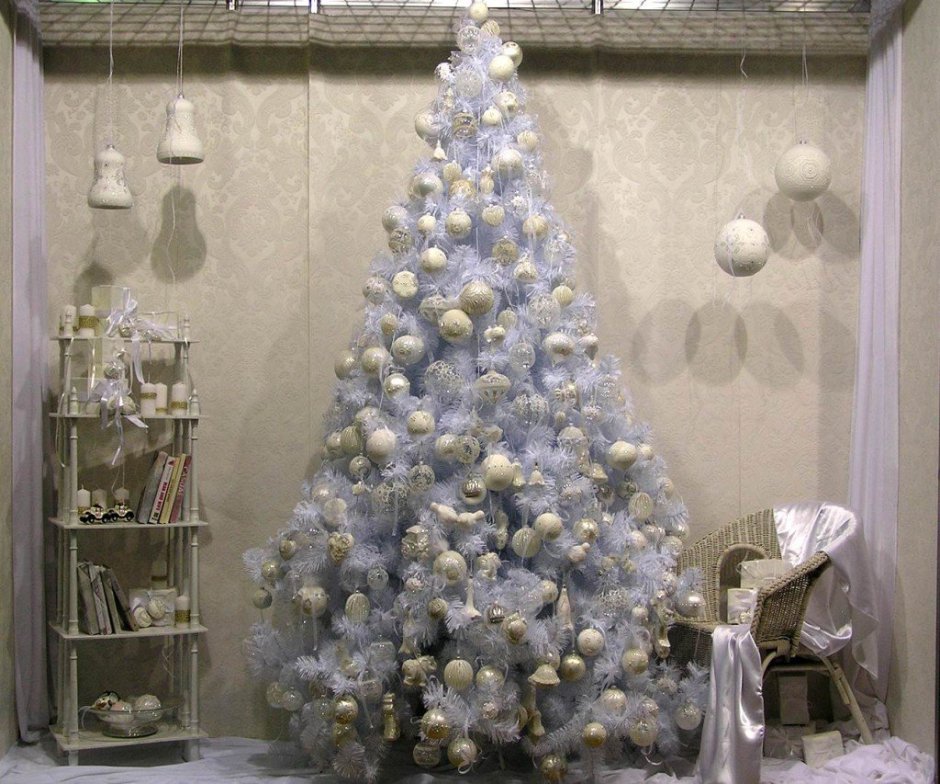 Белая елка искусственная украшенная