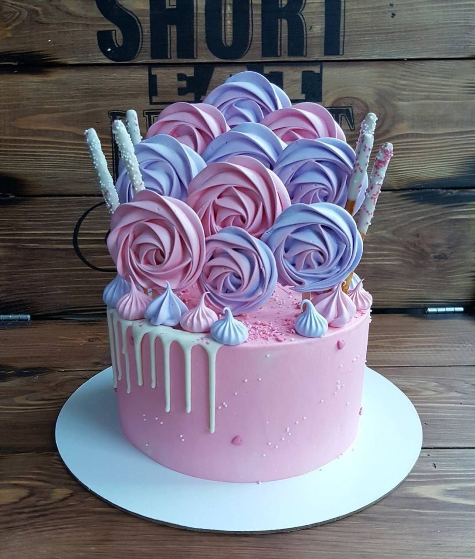 Торт украшенный меренгами на палочке
