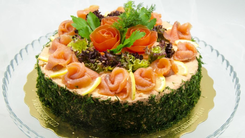 Салат суши слоями с красной рыбой и нори