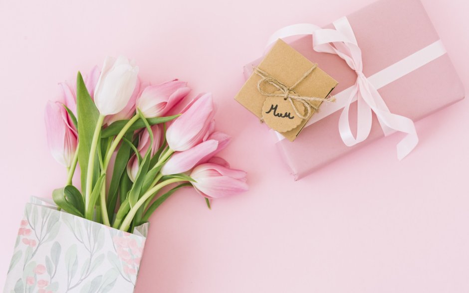 Тюльпаны и коробочка с подарком