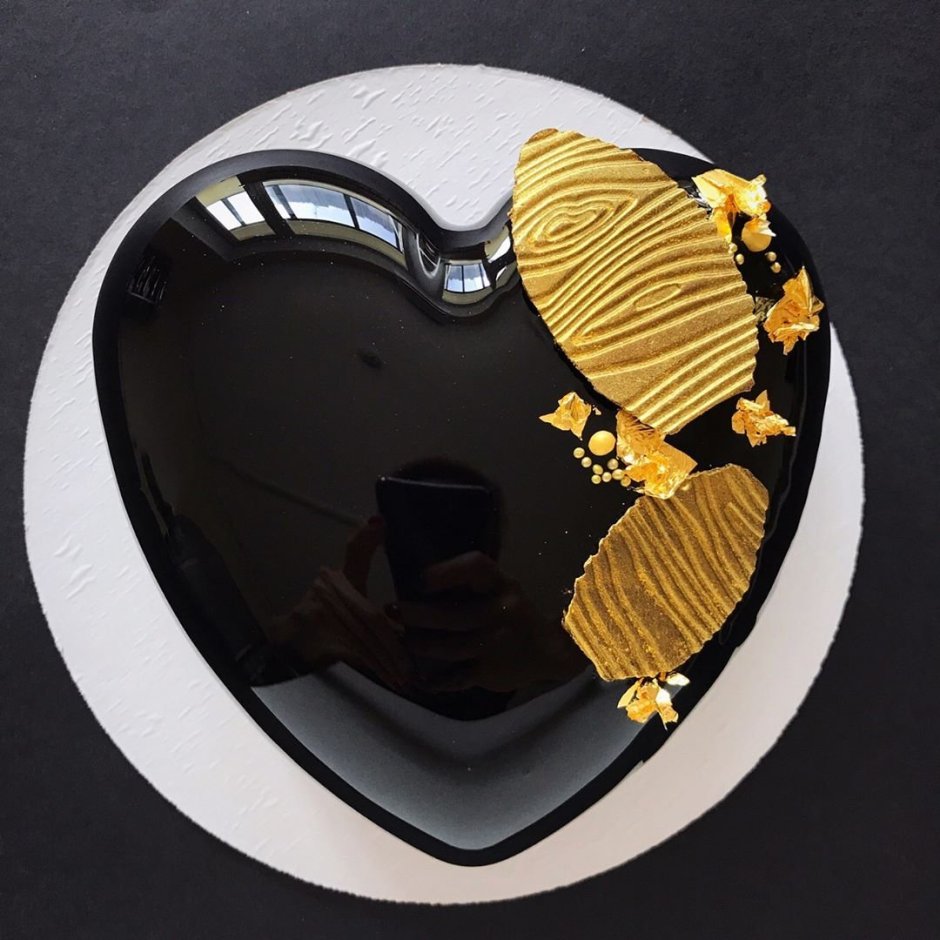 Муссовый черный торт с золотом