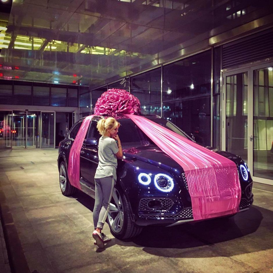 Машина в подарок девушке