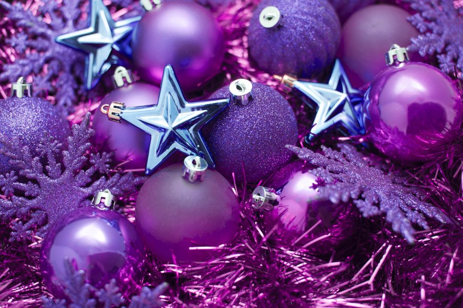 Фиолетовые шары на елку