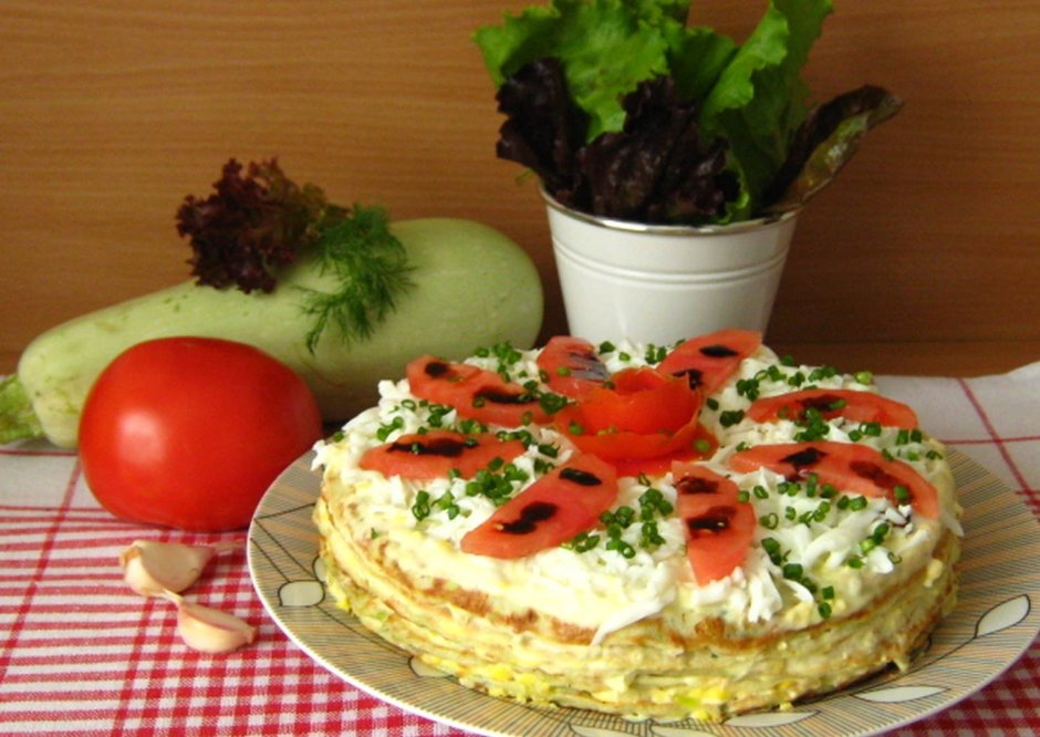 Кабачковый торт с помидорами и чесноком