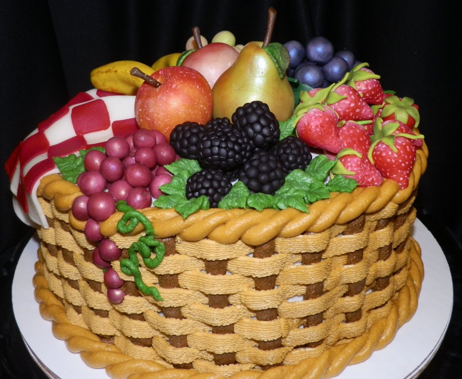 Торт корзина с фруктами