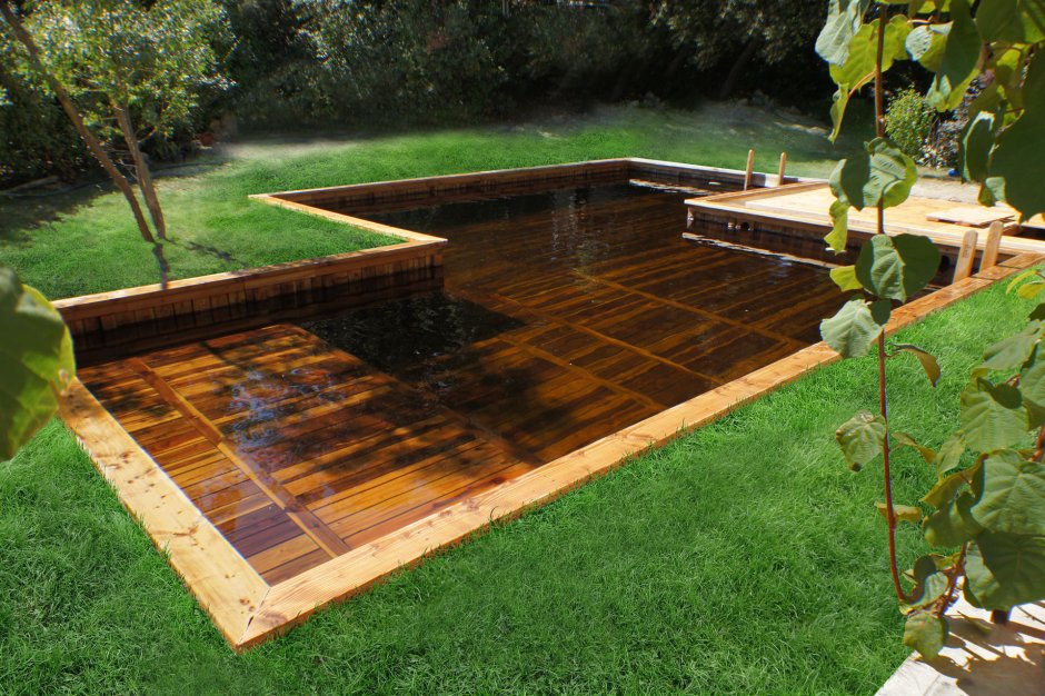 Бассейн с деревянным настилом