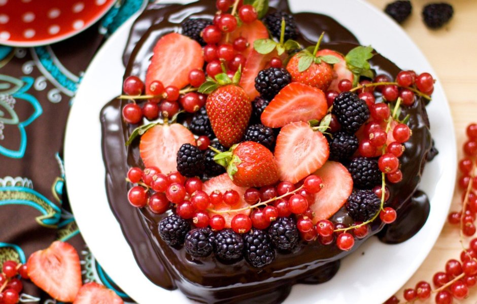 Украшение торта красными фруктами и ягодами